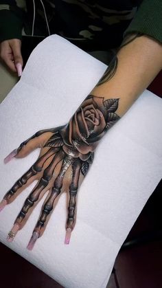 Tattoo Main, Skull Hand Tattoo, Tato Henna, Skeleton Tattoos