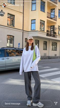 Sofia Boman, Gray Sweatshirt Outfit, Beige Cap, Mode Dope, Cap Outfit, Sweatshirt Trendy, Sweatshirt Outfit, Stockholm Fashion, Stockholm Sweden