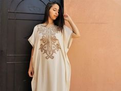 Beautiful moroccan white kaftan for women with fine embroidery. This long dress is handmade in soft fabric cotton which is very pleasant to wear. Its shape and its length refine the silhouette. Moroccan dresses have the double advantage of being comfortable and stylish too. For example it is an ideal clothing for pregnant women.  This white dress can be weared everywhere, indoor, outdoor... Or at a party/wedding with beautiful tuareg/berber jewelry and high heels : https://www.etsy.com/fr/shop/ChoukraneMarrakech?ref=seller-platform-mcnav&section_id=24615954.  This king of kaftan is without any doubt the most stylish design with butterfly sleeves.  This moroccan dress one size fit all body shape perfectly. This design can be weared with a belt if you want.  - Cotton ; - Fine embroidery - Co Elegant White V-neck Thobe, Embroidered Kaftan For Wedding, Elegant White Tunic For Eid, Elegant Short Sleeve Kaftan For Eid, Resham Embroidery Tunic Abaya, Elegant Summer Tunic Thobe, Bohemian Beige Kaftan For Wedding, White Tunic Abaya For Summer, White Summer Tunic Abaya