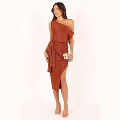 This gorgeous off shoulder dress features a sleek bronze glitter material with an asymmetric neckline, sleeveless design and attached waist tie, you'll be able to flaunt your figure and look sharp. The side split detail adds a trendy touch. Crafted from mid-stretch fabric, this is a must have dress! Satin Dresses Long, Satin Dresses Long Sleeve, Off Shoulder Midi Dress, Petal And Pup, Black Tie Wedding Guests, White Dress Shoes, Fall Wedding Guest Dress, Asymmetric Neckline, Resort Dresses