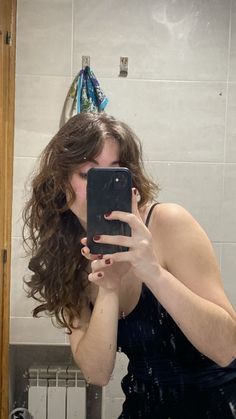 Pelo Ondulado Natural, Wavy Hair 2b, Naturally Wavy Hair Cuts, Girl Rockstar, Goals 2024, Loose Curly Hair, Mermaid Summer, Bangs Wavy Hair, Brown Wavy Hair