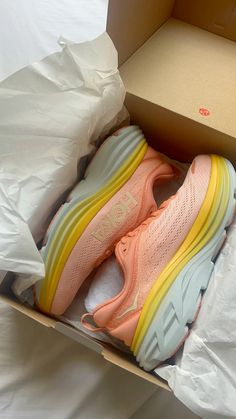 Hokas Outfit Ideas, Cute Hoka Shoes, Pink Hoka Shoes, Hokas Aesthetic, Hoka Shoes Outfit, Hoka Aesthetic, Trendy Shoes Sneakers