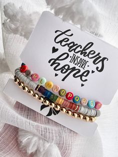 Alphabet Bracelet, Teacher Bracelet, Clay Bracelet, Diy Bracelets Patterns, Diy Bracelet Designs, Easy Diy Jewelry, Letter Beads