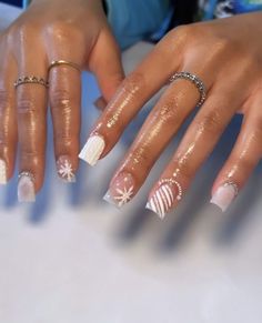 Short Christmas Set Nails, Cute Christmas Nail Inspo Short, Short Winter Nails Black Women, Christmas Short Square Acrylic Nails, Xmas Themed Nails, Cute Short Square Christmas Nails, Christmas Themed Nails Short, Christmas Aesthetic Nails Short