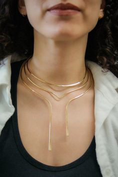 The Teardrop Collar Necklace is the perfect addition to any jewelry collection! To make this piece, we form a single piece of rigid metal into a curved shape that sits at the collar bone. A small dip accent is bent into the center of the thick metal and it is flattened out in front, making the widest part of the necklace approximately 2mm. Choose from 14K GOLD FILL, ROSE GOLD FILL, or STERLING SILVER. The Teardrop Collar necklace makes a great gift! Every piece is organic and unique — no two Han Soft Dramatic Necklace, Gold Torque Necklace, Bold Gold Necklace, Open Collar Necklace, Modern Gold Necklace, Statement Gold Necklace, Modern Necklace Design, Amazing Necklaces, Collar Necklace Gold