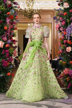 Floral Ball Gown, Dreamy Gowns, Moda Outfit, Bridal Elegance, Trendy Fashion Tops, Princess Outfits, Outfit Look, Professional Fashion, Fashion Books