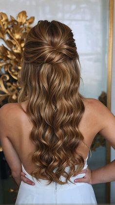 Simple Wedding Hairstyles For Fine Hair, Half Hairstyles Wedding, Half Up Hairstyle Bridesmaid, Hair Styles For Prom Down, Bubble Braid For Wedding, Prom Hairstyle Down, Curled Hairstyles Medium Length, Wedding Hairstyles Half Up Half Down Long Hair, Grad Hair Down