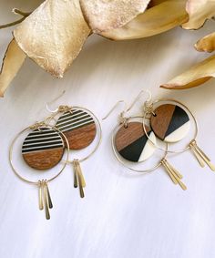 Resin Hoop Earrings, Earrings Ideas, Boho Chic Earrings, Earrings Wood, Wood And Resin, Free Spirit Style, Earring Ideas, Chic Earrings, Hammered Metal