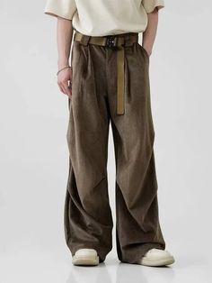 Realza tu estilo con estos pantalones. Con un diseño plisado único y un ajuste relajado, estos pantalones ofrecen comodidad y un toque moderno. El versátil tono marrón y la tela de alta calidad los hacen perfectos para ocasiones informales y semiformales. Combínalos con tu top favorito para lograr un look elegante y de Casual Pants Style, Crop Pullover, Casual Pant, Vintage Autumn, Oversize Casual, Patchwork Jeans, Pants Style, Mens Pants Fashion, Vintage Models