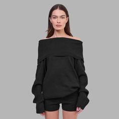 Le pull noir arbore un design épaule dénudée stylé avec un large col plié qui tombe gracieusement sur les épaules pour un look chic et sophistiqué. Confectionné à partir d'un tricot de haute qualité, ce haut offre une coupe décontractée avec des manches longues et amples pour un confort ultime et une silhouette contemporaine. Parfait pour toutes les occasions, des sorties décontractées aux événements en soirée, ce pull polyvalent incarne l'essence du minimalisme moderne. Sublimez votre garde-robe avec cette pièce intemporelle qui allie parfaitement confort et style. Black Off-shoulder Knit Top For Fall, Trendy Black Off-shoulder Sweater, Versatile Off-shoulder Black Top, Fitted Black Off-shoulder Sweater, Off Shoulder Knit Top, Blvck Paris, Black Stretch Off-shoulder Long Sleeve Top, Versatile Sweater, Baddie Vibes