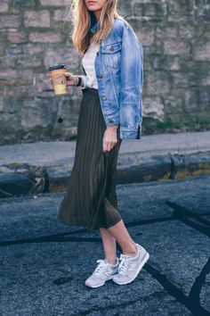 Há algum tempo, combinar saia midi e tênis seria algo estranho. Mas, hoje, a dupla é extremamente fashion. Como amo e uso bastante as duas peças juntas, resolvi dividir looks que me inspiram. Rok Midi, Pleated Skirt Outfit, Chic Skirts, Casual Styles, Blogger Style