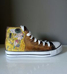 Custom Gustav Klimt The Kiss Shoes. Hand painted The Kiss Sneakers. Inspire by Gustav Klimt's the most famous painting 'The Kiss (1907-1908). Acrylic paint on canvas shoes.  Painting is on the 1 side of each shoe. Gold details! Every size is possible. I use US size chart! Shoes are hand painted using High grade acrylic paint. I use a special textile paint designed to be flexible on fabric. The paint is water proof and fade proof.  Prices depends on what model of shoes you will choose. Here we ha Canvas Shoes Painting, The Kiss Art, Art Teacher Outfits, Shoes Painting, Klimt The Kiss, Zebra Shoes, Painted Converse, Sneakers Art, Couple Sneakers