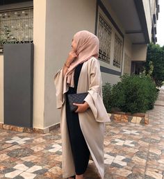 Hijabi Gowns, Dress Muslim Modern, Outfits Muslim, Modern Hijab Fashion, Stylish Hijab, Blogger Lifestyle, Modest Fashion Hijab, Fashion Design Collection, Mode Abaya