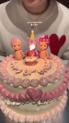 there is a birthday cake with teddy bears on it