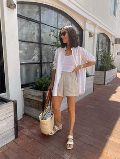 @itsybitsyindulgences on instagram Overshirt Summer Outfit, Outfit With Linen Shorts, Chic Travel Outfit Summer, Relaxed Summer Style, It Mom Aesthetic, Shorts And White Shirt Outfit, Minimal Vacation Outfits, Summer 2024 Outfits Aesthetic, Comfy Chic Outfits Summer