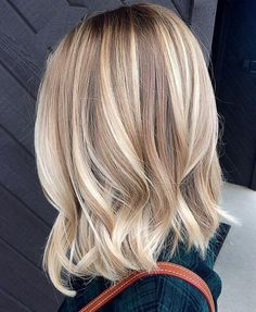 Una straordinaria fotogallery con 135 stili di capelli biondi: siamo certi che troverete quello che fa per voi! Blonde Bayalage, Bayalage Blonde, Balayage Blond, Wavy Hairstyles Medium, Blond Balayage, Cool Blonde Hair, Balayage Blonde, Ombre Hair Color, Hair Color And Cut