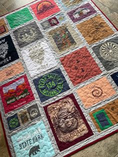 a quilt made to look like it has many different patches on it