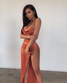 10 colores de vestidos de fiesta perfectos para morenas | Mujer de 10 Prom Dress Strapless, Strapless Prom Dress, Strapless Prom Dresses, Simple Prom Dress, Prom Outfits, Fancy Dresses, Look Fashion, Classy Outfits, Pretty Dresses