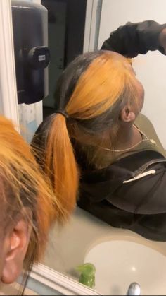 Ginger skunk stripe Copper Hair Skunk Stripe, White Hair Dye On Black Women, Skunk Stripe With Peekaboo, Colors To Dye Your Hair Brown Skin, Skunk Stripe Half Up Half Down, Skunk Stripe Colors, Honey Blonde Hair Skunk Stripe, Ginger Hair Dark Skin Women, Hair Dye Ideas Dark Skin