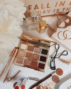 Best Makeup Brands, Flatlay Makeup, Everyday Makeup Routine, Fall Makeup Looks, Best Eyeshadow, Wedding Makeup Looks, Natural Wedding Makeup, Flat Lay Photography, Makeup Photography