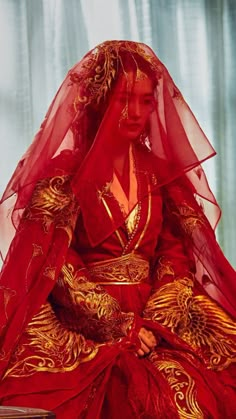 Chinese Marriage, Red Chinese Wedding Dress, Ancient China Clothing, Chinese Wedding Photos, Japanese Wedding Dress, Japanese Bride, Chinese New Year Outfit, Chinese Wedding Dress Traditional