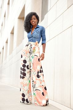 Fitted Denim Shirt x Printed Palazzo Pants Fitted Denim Shirt, Mode Tips, Wideleg Pants, Mode Boho, Baggy Pants