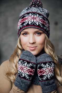 Whether you wear them all together on the ski slope or use them one at a time to distribute your favorite color through your winter wardrobe, these eye-catching Fair Isle accessories are timeless elements of style! Stay warm in this multi-piece set, made from an exquisite natural wool blend knit into classic Nordic and Scandinavian motifs. Traditional Fair Isle knits rely on shape and technique to create their dynamic patterns, so very few colors are needed to create a festive, classic appeal. T Modern Christmas Stocking, Wool Leg Warmers, Motif Fair Isle, Gray Beanie, Hygge Style, Knit Leg Warmers, Wool Hat Knit, Knit Alpaca, Cowl Scarf