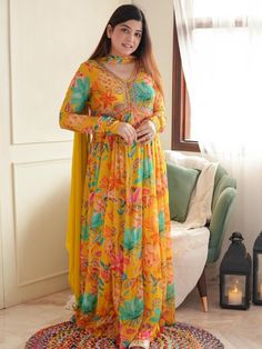 Mettez-vous sous les projecteurs avec cette magnifique robe Anarkali à fleurs moutarde, conçue pour faire ressortir le côté bohème des tenues ethniques. Les imprimés floraux éclatants dans les tons jaune, orange et bleu sarcelle complètent la silhouette gracieuse de l'Anarkali, ce qui le rend parfait pour les événements festifs, les réunions décontractées ou les célébrations spéciales. Cette tenue de prêt-à-porter est livrée avec un dupatta assorti pour une touche d'élégance supplémentaire. Légè Floral Anarkali Dresses, Anarkali Dress With Dupatta, Dress With Dupatta, Floral Anarkali, Kurti Sets, Ethnic Wear For Women, Jaune Orange, Party Kleidung, Womens Floral Dress