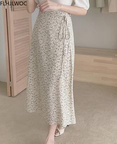 Unique Skirts Design, Korea Clothes, Rok Midi, Unique Skirts, Floral Print Midi Skirt, Long Skirt Fashion, Long Skirt Outfits, Printed Robe, Plain Blouse