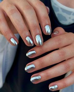 Uñas para verano 2024: colores, diseños y formas que dominarán la temporada | Glamour New Years Eve Nails Ideas, New Years Nails Design, Chrome Nails Silver, Silver Manicure, Nails Amazon, New Year's Eve Nails, Glazed Donut Nails, Shellac Nail Designs, Donut Nails