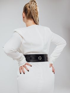 The model is wearing a size XL and is 33.5"/85 cm waist.Featuring a dual-buckle front closure and three D-rings at the sides and back, the Ginger Belt ensures a stunning silhouette is showcased. This wide belt flawlessly complements a variety of outfits, from coats to dresses. Corset Belts, Leather Corset Belt, Leather Outfits, Corset Belt, Leather Corset, Leather Harness, D Rings, Of Outfits, Brown Silver