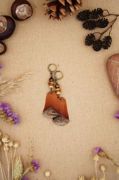 ✅ Natural wood earrings with authentic bohemian look ✅ Made from the scales of pine cones. ✅ We collected the cones ourselves on the beach in Corsica and processed them in our workshop. ✅ Each scale is sanded and polished so that they get a beautiful natural shine and are pleasant to the hand. ✅ The scales are very light (~ 1 gram) so that the ear jewelry is comfortable to wear. ✅ The other beads are colored ceramic beads and wooden beads. Fimonacci brothers guarantee their jewelry:  ✅ Long last Pine Cone Jewelry, Dreadlock Jewelry, Skull Crafts, Wood Jewelery, Dreadlock Beads, Types Of Earrings, Nature Earrings, Nature Crafts, Wood Earrings