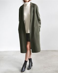 Timeless Elegance | Her Couture Life www.hercouturelife.com Skirt Denim, Style Inspiration Winter, Green Coat, Mode Inspo, 가을 패션, Leather Mini Skirts, Street Chic, Looks Style