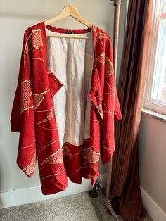 This beautiful kimono robe/top is in great vintage condition. It is not labeled a size, but it appears to be a XL. Height: 33 inches  Width: 24 inches  Sleeves: 13 inches Vintage Kimono With Kimono Sleeves, Vintage Long Sleeve Kimono, Vintage Open Front Kimono For Summer, Vintage Open Front Summer Kimono, Vintage Red Long Kimono, Vintage Long Red Kimono, Red Vintage Kimono For Spring, Red Long Sleeve Spring Robe, Vintage Red Kimono For Tea Ceremony