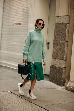 Street style à la Fashion Week printemps-été 2020 de New York - Page 7 | Vogue Paris Street Style New York, New York Fashion Week Street Style, Fashion Week 2018, Elle Woods, Street Style Edgy, The Best Street Style, Best Street Style, Fashion Weeks, New York Street