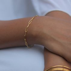 18K Gold-Filled Paperclip Bracelet | Square Charm Bracelet | Paper Link Chain Bracelet | Dainty Gold Bracelet | Rectangle Link Bracelet. Material : 18K Gold-Filled Closure: Lobster Claw Measurement :   Bracelet length: 5.5 Inches to 9.5 Inches Waterproof: Durable and resistant to water, perfect for everyday wear. Hypoallergenic: All our jewelry are free of Nickel and Lead. Packaging: Comes in a gift bag, ready to be gifted to the special one. * Handmade in our workshop in Michigan USA Visit Our Bracelet Paper, Paperclip Bracelet, Dainty Gold Bracelet, Michigan Usa, Gold Armband, Link Chain Bracelet, Bracelet Dainty, Trombone, Chain Link Bracelet