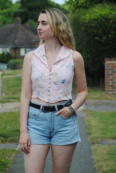 ♥️Really pretty 90s vintage pink floral cropped sleeveless blouse with oversized collar and button up front! ♥️Brand: Loving Youth ♥️Would best fit UK size 10-12 depending on desired fit ♥️Pit to pit measurement: 18 inches ♥️Zip closure ♥️In good vintage condition, general signs of wear only ♥️Model is size 8-10 and 5'7 Spring Vintage Sleeveless Crop Top, Pink 90s Style Spring Tops, Vintage Cropped Summer Tops, Vintage Floral Print Crop Top For Spring, Vintage Cropped Tops For Summer, Retro Cropped Tops For Spring, Casual Pink Cropped Blouse, Cropped Retro Tops For Spring, 90s Collared Tops For Spring