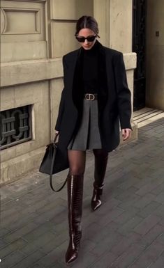 Work Outfits Knee High Boots, Knee High Boots Office Work Outfits, Sharp Outfits Women, Casual Chic Winter Outfits 2023, Fw2024 Fashion Trends, Autumn Classy Outfit, Winter Outfits 2024 Fashion Trends Women, Winter Outfits Work Office, French Fashion Casual