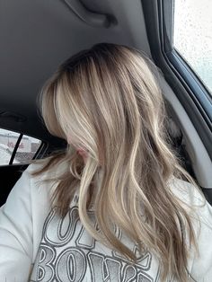 Light Ash Blonde Highlights On Brown Hair, October Blonde Hair, Fall Blonde Hair Ash, Balayage Hair Medium, Dishwater Blonde Hair With Highlights, Hair Inspo Balayage, Bronde Balayage Medium Length, Fall Blondes, Blonde Balayage Medium Length