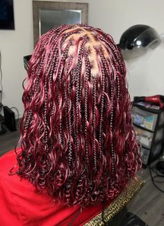 Burgundy And Black Goddess Braids, Boho Braids Burgundy, Burgundy Hair With Black Roots, Short Burgundy Braids, Burgundy And Brown Braids, Burgundy Hair Black Women Braids, Red Short Braids, Burgundy And Black Braids, Maroon Box Braids