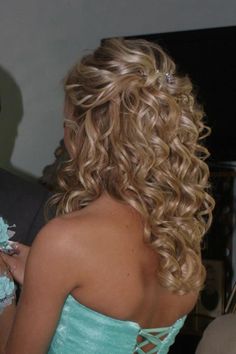 Last years prom hair ! 90s Hoco Hair, Curly Hairstyle Prom, 2000s Prom Hair, 80s Prom Hair, 2000s Hair, Hairstyle Examples, Split Hair, Hairdos For Curly Hair, Hoco Hair