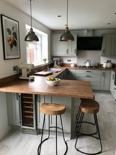 A sage green shaker kitchen with wooden worktops and wood and black bar stools. a light wooden floor is also shown. Hiasan Dalaman Dapur, Dapur Moden, Homes Kitchen, Shaker Design, Kitchen Layout Plans, Kitchen Room Design, Kitchen Inspiration Design, Family Homes