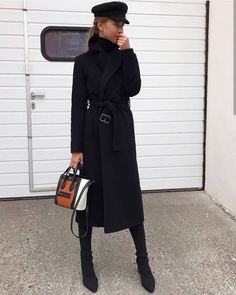 This is the skirt that suits us all Suits Usa, Black And White Outfit, Outfit Essentials, Street Style Paris, Black Women Fashion, All Black Outfit