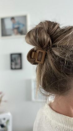 Rianne | Hairstyliste | 💁🏼‍♀️ Deze dot in een mum van tijd! Om je dot meer structuur te geven… —> twist je haar vooraleer je een knot maakt Deze afwerken met… | Instagram Hair Knot Tutorial, Grey Hair Care, Ponytail Hairstyles Easy, Messy Buns, Hair Knot, Clip Hairstyles, Short Hair Tutorial, Updo Hairstyles