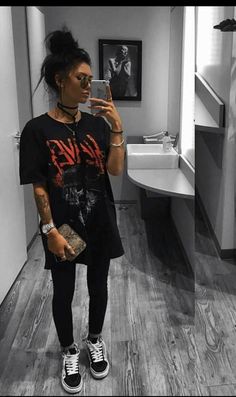 Over sized t shirt grunge slayer Mode Edgy, Oversized Grunge, Oversize Tshirt Outfits, Oversize Tshirt, Look Grunge, Baggy Shirt, Fest Outfits, Outfits Baggy, Looks Black