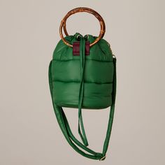 Nara, el bolso bombonera acolchado es un nuevo modelo de la colección YUNYINROSE. Está elaborado con un material ultra ligero y suave al tacto. Las asas curvadas son de bambú 100% natural siendo un diseño icónico de la marca, te permite llevar el bolso tanto a mano como en el medio del brazo. Acompaña el bolso una correa ajustable y herrajes dorados. Tiene el tamaño perfecto para el uso diario y viajes. Composición 100% poliéster Tamaño Largo 24cm* Alt 27cm* Fondo 18cm Puffy Bag, Nara, Cross Body Handbags, Purses And Handbags, Etsy Accessories, Spain, Bathing Beauties, Accessory Gift, Gift Card