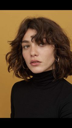 Curly Bob Face Framing Layers, Bob With Curtain Bangs Wavy Hair, Fine Wavy Bob, Short Artsy Hair, Hairstyles For Soft Jawline, Short Semi Curly Hair, 90s Bob Curly, Shaggy Bob Wavy Hair, Short Hair Wavy Natural