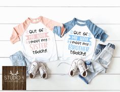 Oh, Baby! Matching shirts make family photos even cuter! <3 Cute Cotton Shirt For Gender Reveal, White Top For Spring Gender Reveal, Cute Tops With Letter Print For Gender Reveal, Matching Sibling Shirts, Matching Family T Shirts, Matching Family Shirts, Auntie Shirts, New Sibling, Sibling Shirts