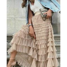 Saia longa  de tule babados Poli, veste do 36 ao 42. cores conforme disponibilidade , consultar as cores. Indian Streetwear, Long Ruffle Skirt, Long Tutu Skirt, Prom Outfit Ideas, Formal Casual Wear, Tutu En Tulle, Funky Clothing, Festival Dresses, New Wardrobe Ideas