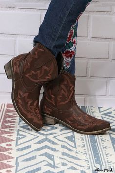 Olivia Mark - Western Style Embroidered Pointed Toe Cowgirl Boots with Distinctive Chestnut Finish Red Cowgirl Boots, Color Castaño, Western Style Boots, Western Cowgirls, Cow Girl, Daily Style, Toe Designs, Embroidery Details, Cowgirl Boots